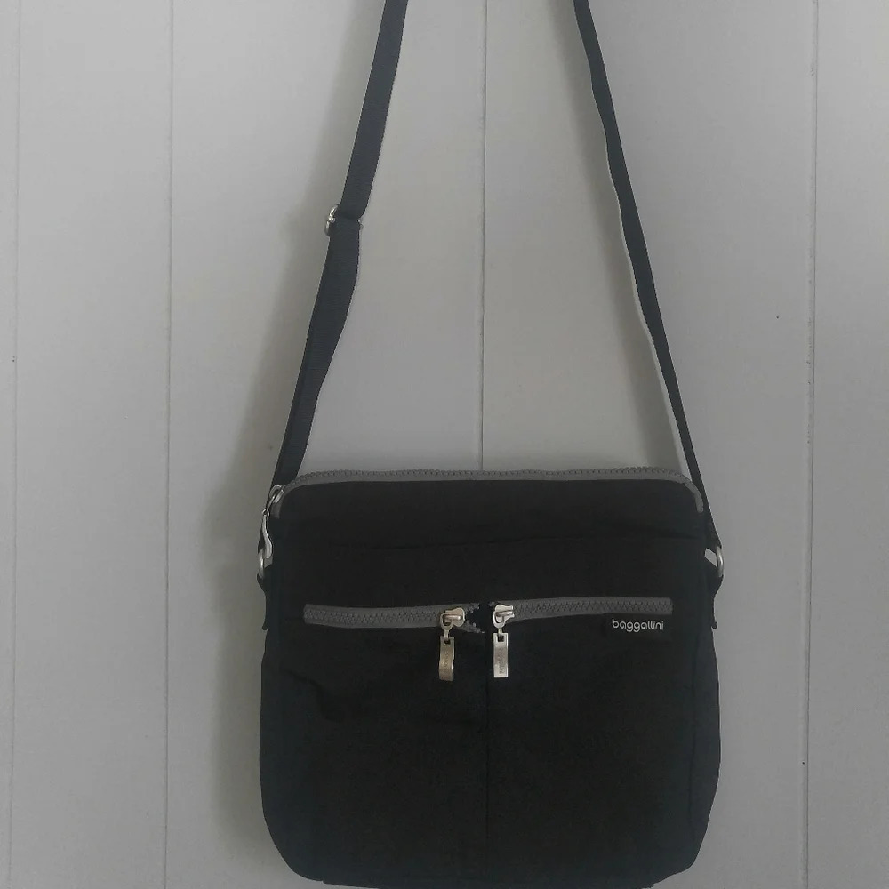Womens Black Baggallini Crossbody Bag.